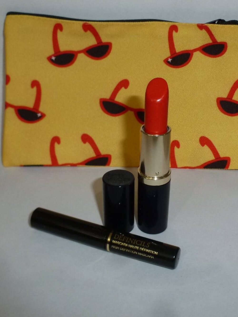 Estee Lauder Gift Set - Uninhibited Lipstick, Cosmetic Bag & Gift